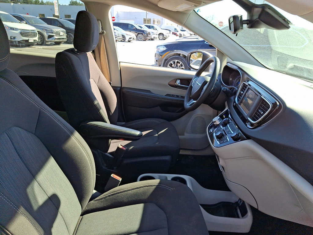 Used 2023 Chrysler Voyager LX image 12