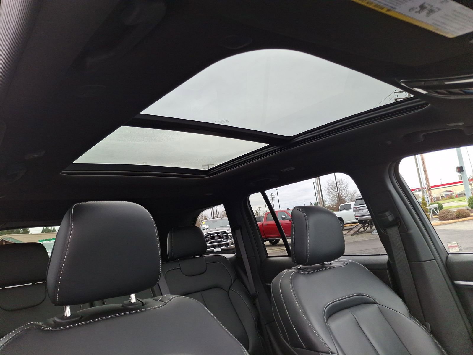 Used 2025 Jeep Grand Cherokee Limited w/ Black Appearance Package AWD/4WD image 27