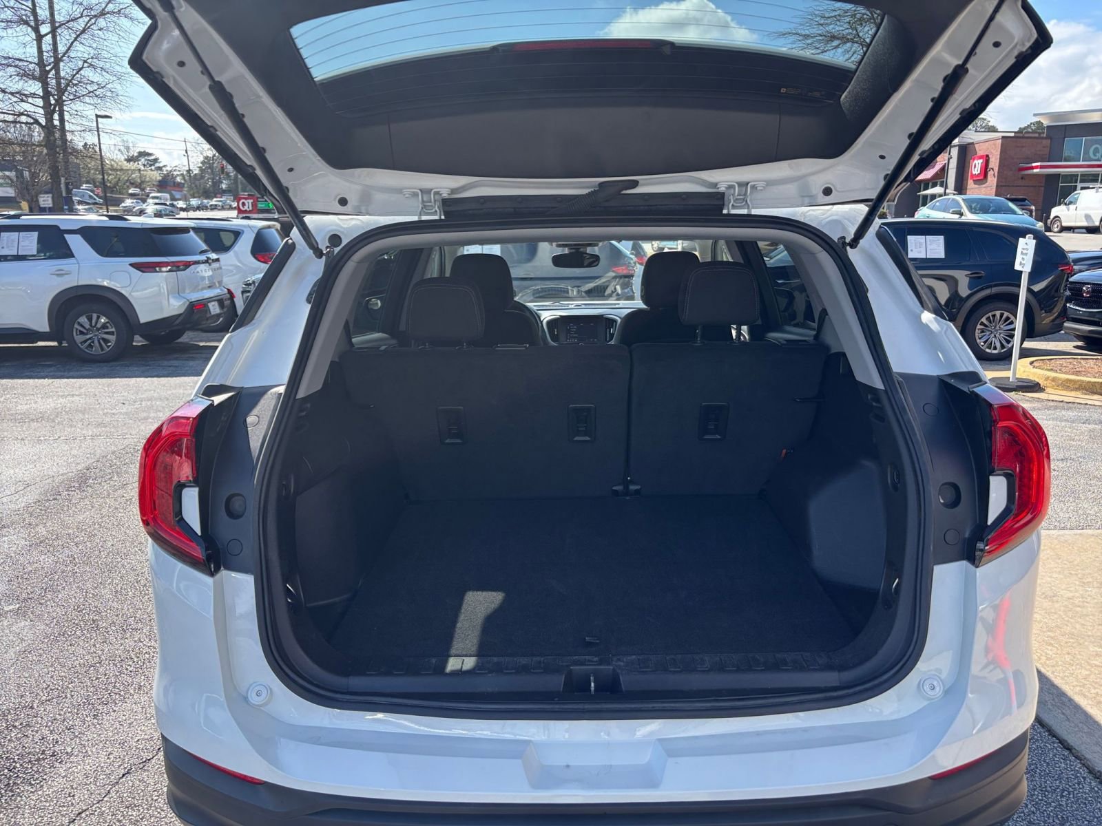 Used 2024 GMC Terrain SLE image 32