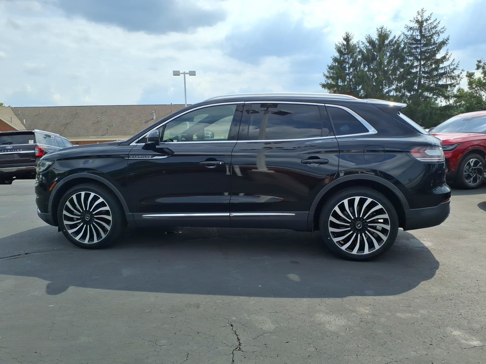 Used 2023 Lincoln Nautilus Black Label w/ Cargo Utility Package AWD/4WD image 4