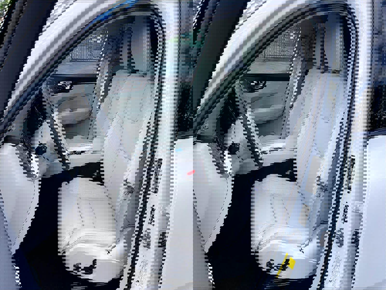 New 2026 Volvo XC60 T8 Ultra w/ Climate Package AWD/4WD image 11