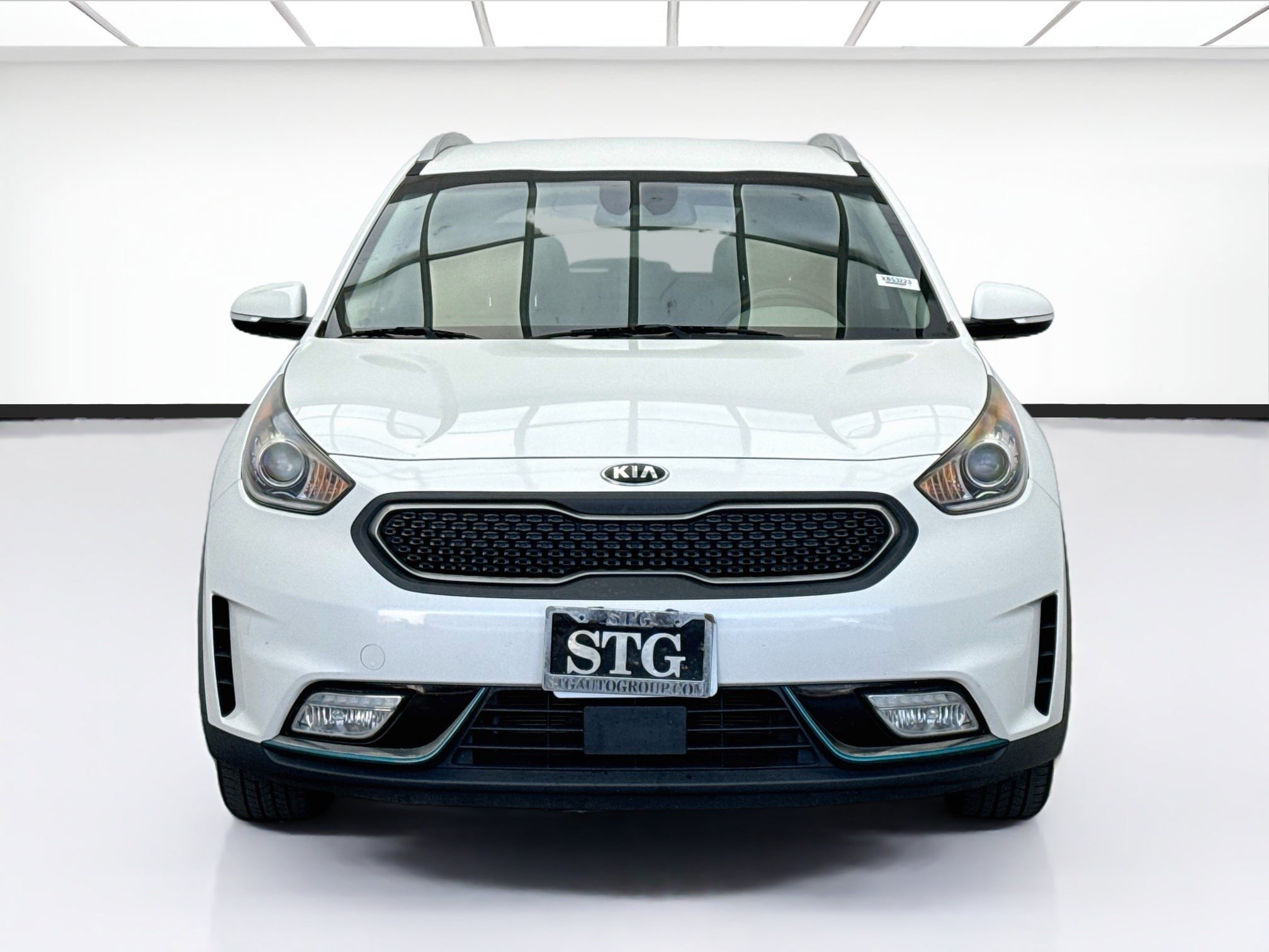 Used 2018 Kia Niro EX FWD image 2