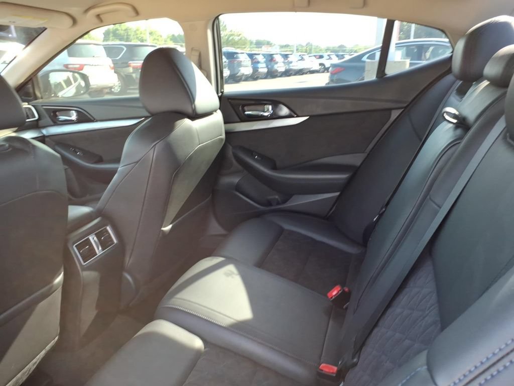 Used 2016 Nissan Maxima SR w/ Interior Lighting Package FWD image 6