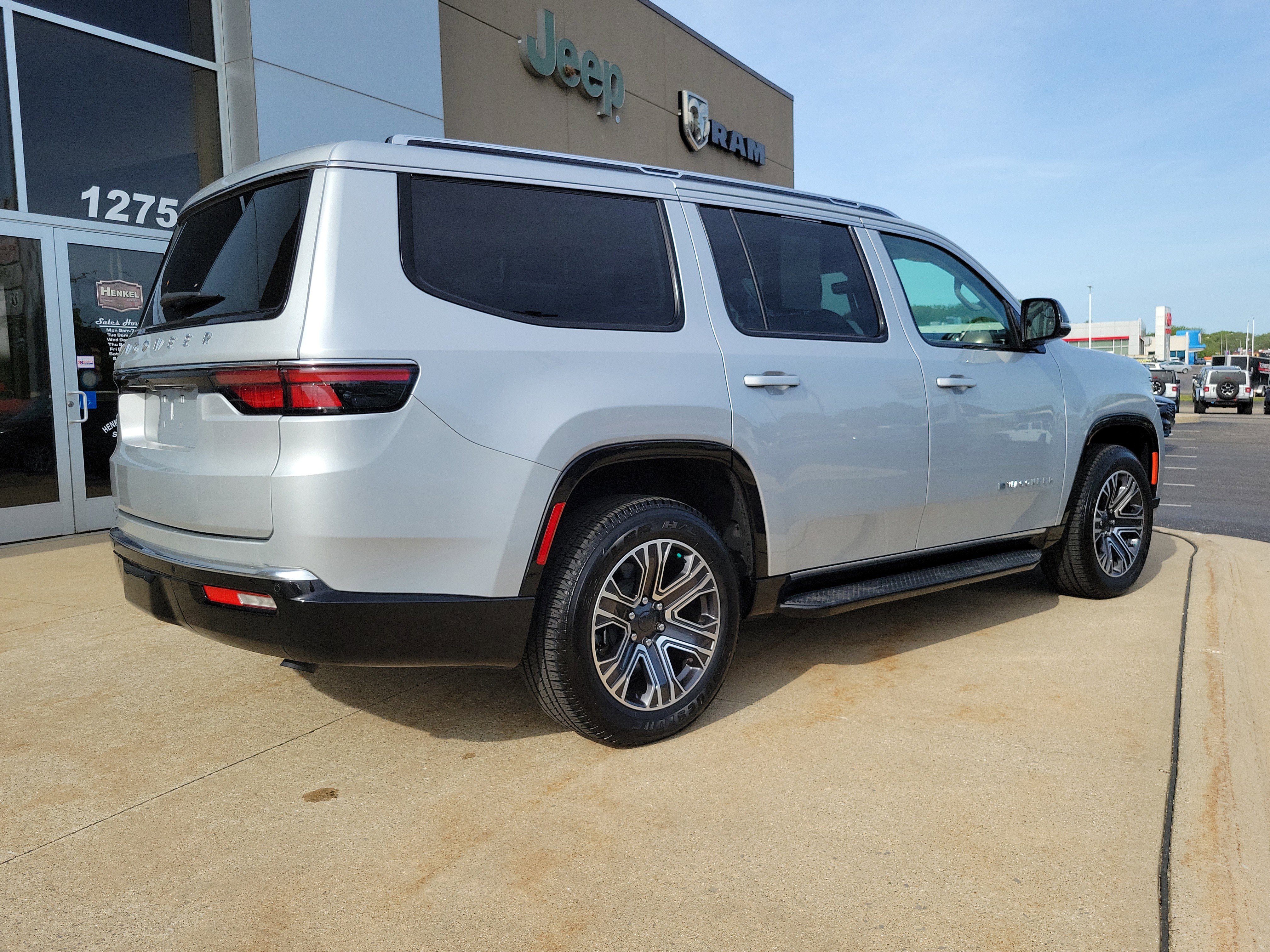Used 2024 Jeep Wagoneer 4WD w/ Premium Group I image 4