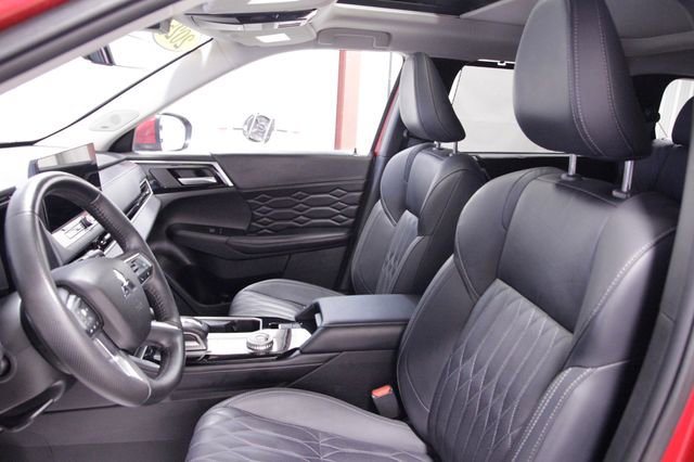 Used 2025 Mitsubishi Outlander SEL image 13