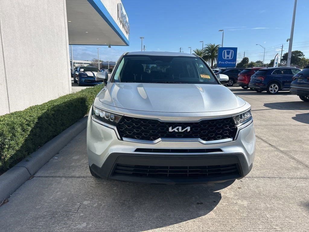 Used 2022 Kia Sorento LX image 2