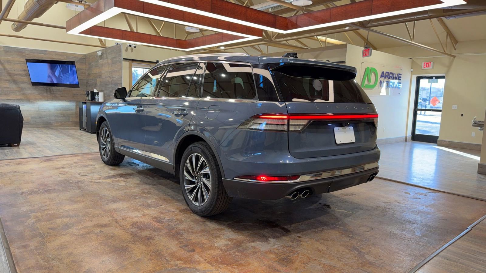 Used 2025 Lincoln Aviator AWD image 6