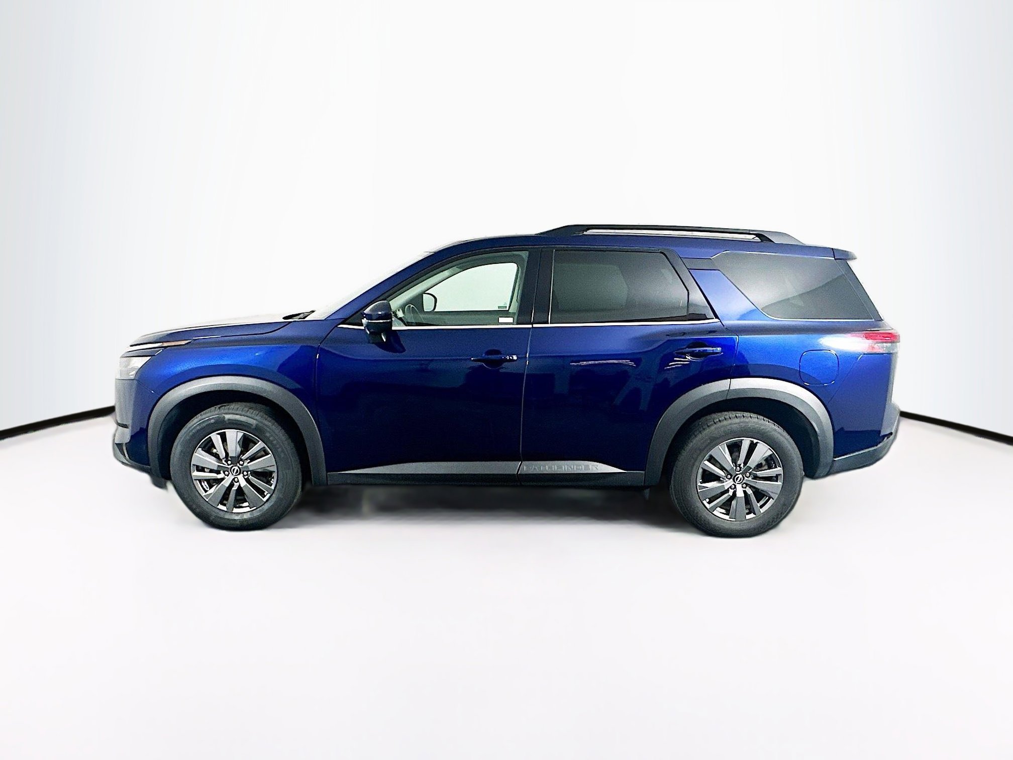 Used 2025 Nissan Pathfinder SV FWD image 4