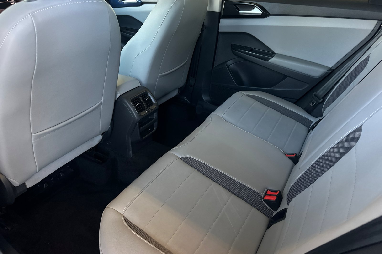 Used 2023 Volkswagen Taos SE FWD image 12