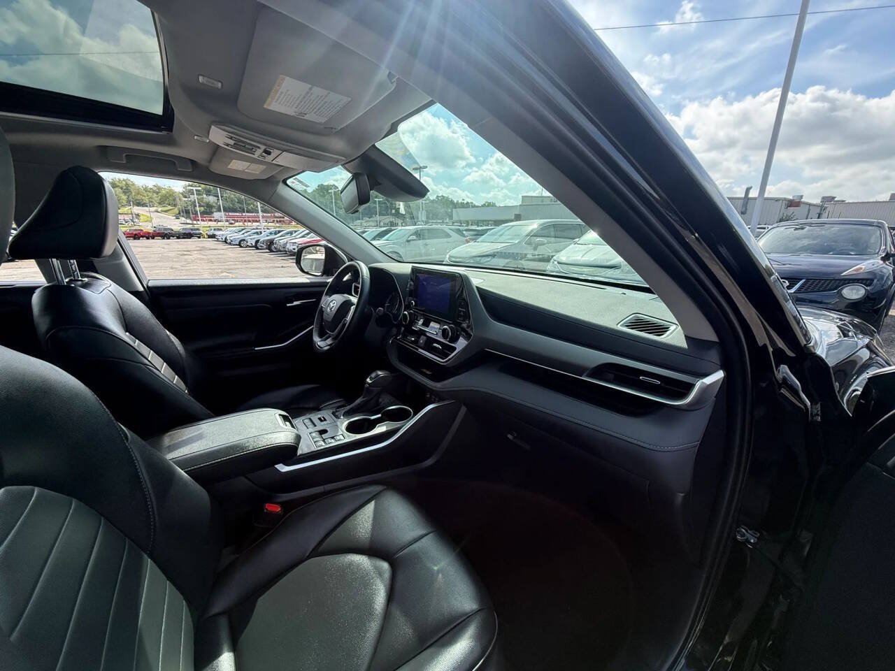 Used 2024 Toyota Highlander XLE AWD/4WD image 23