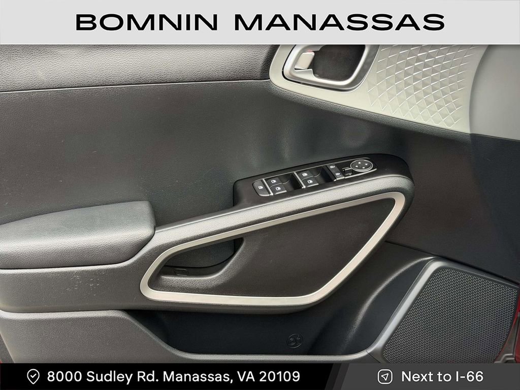 Used 2023 Kia Soul LX w/ LX Technology Package image 13