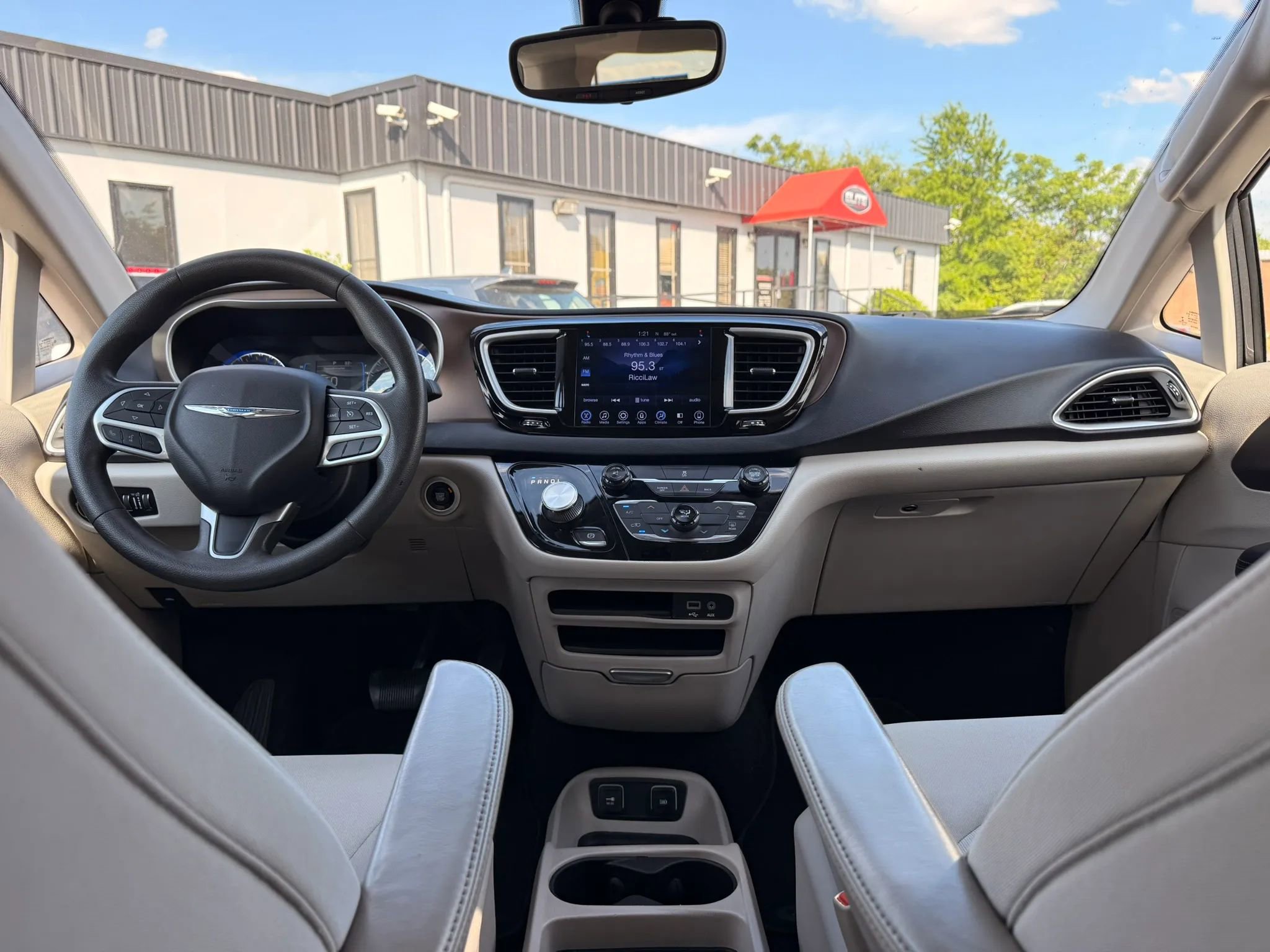 Used 2017 Chrysler Pacifica Touring FWD image 12