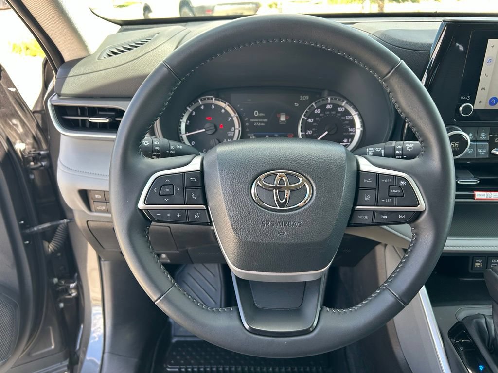 Used 2025 Toyota Highlander LE AWD/4WD image 9