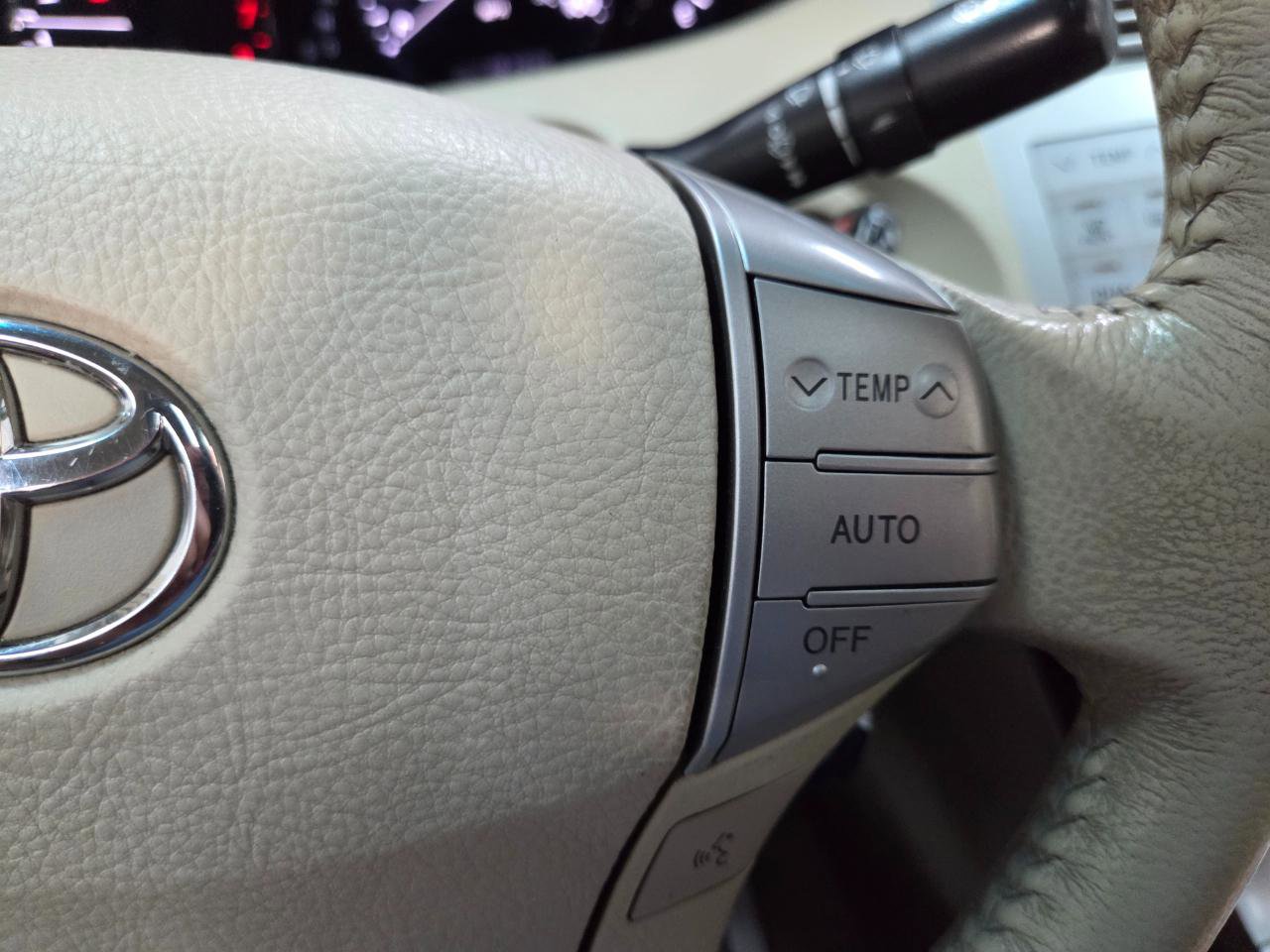 Used 2010 Toyota Avalon XLS FWD image 31