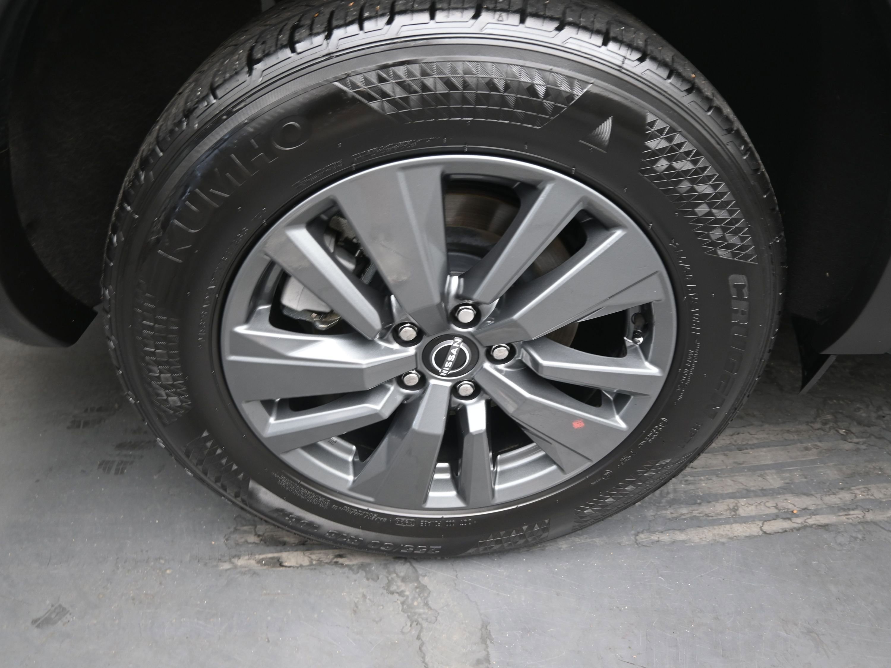 Used 2024 Nissan Pathfinder SV image 11