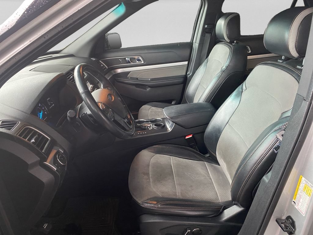 Used 2017 Ford Explorer XLT w/ Equipment Group 202A FWD image 19