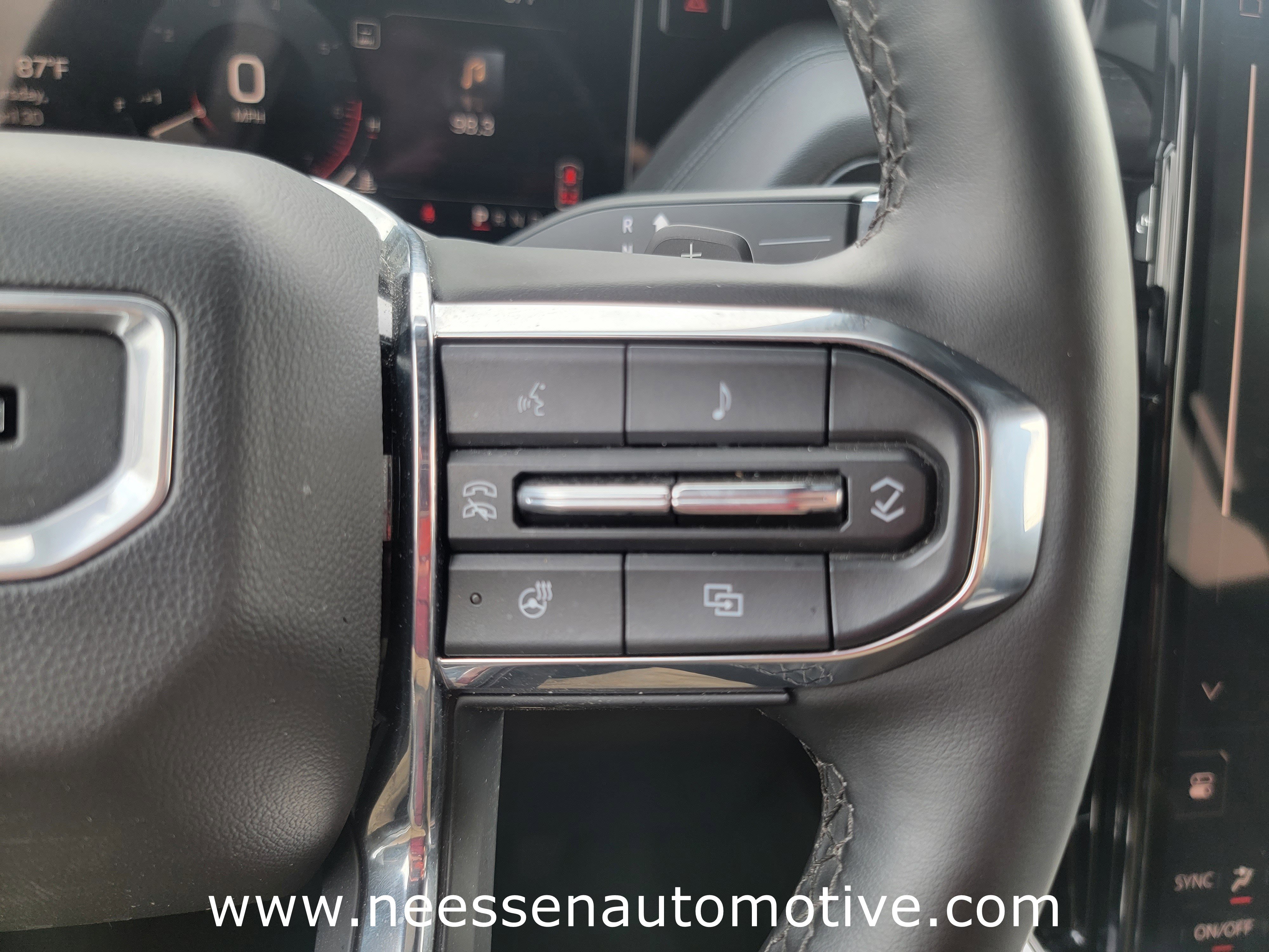 Used 2025 GMC Yukon Denali AWD/4WD image 29