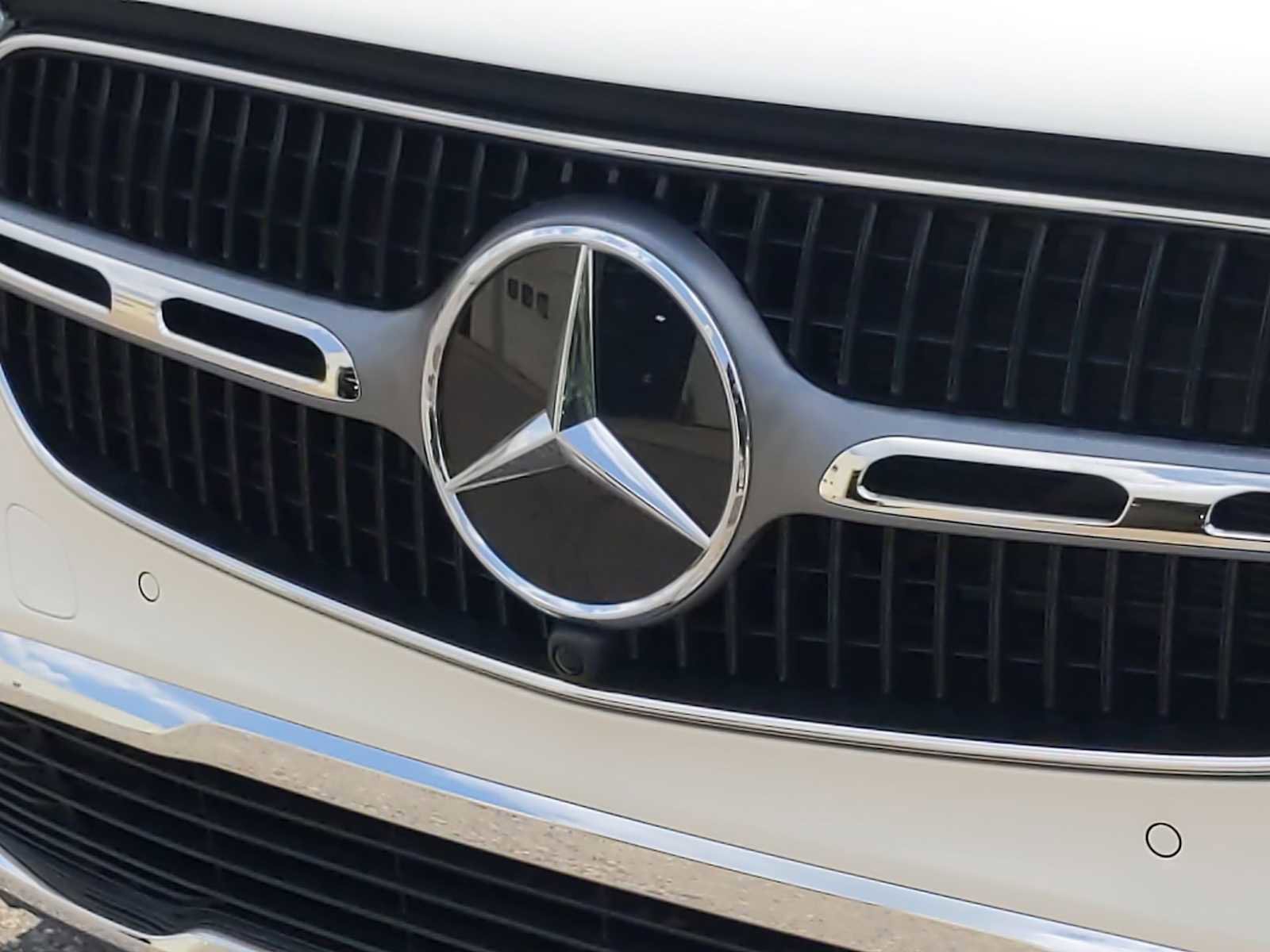 Used 2025 Mercedes-Benz GLC 300 4MATIC image 11