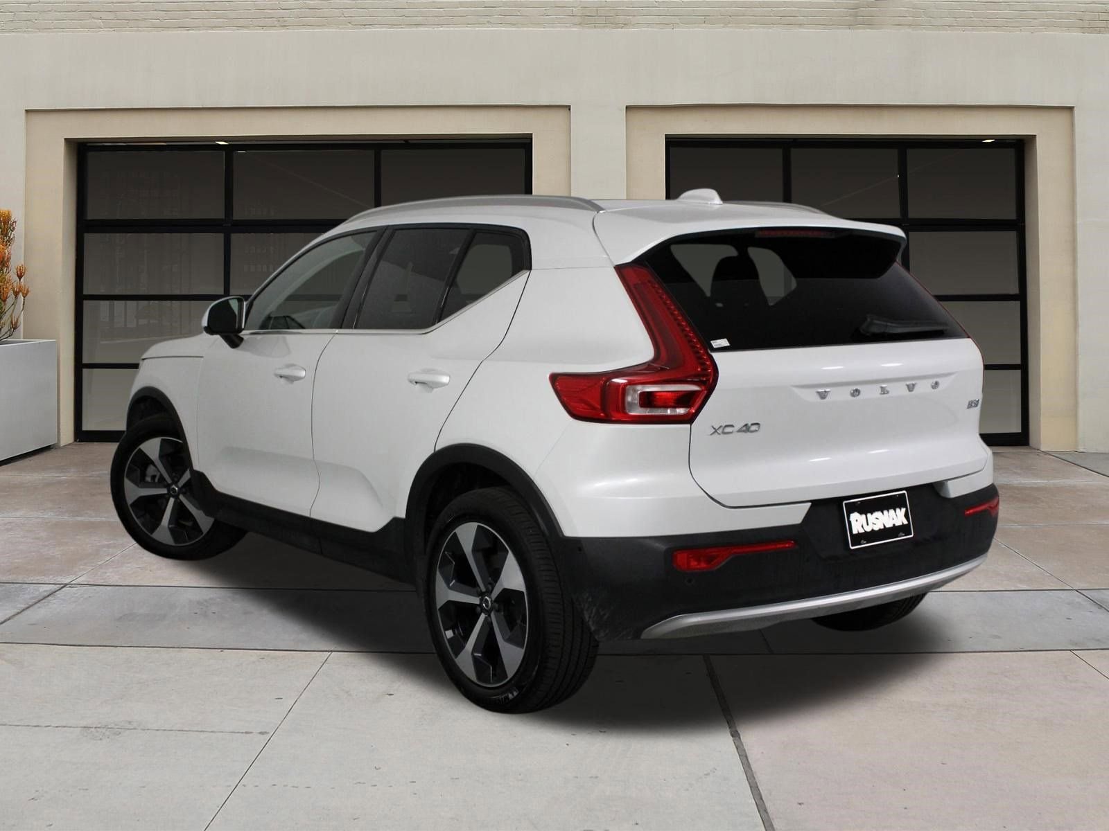 Certified 2025 Volvo XC40 B5 Plus image 2