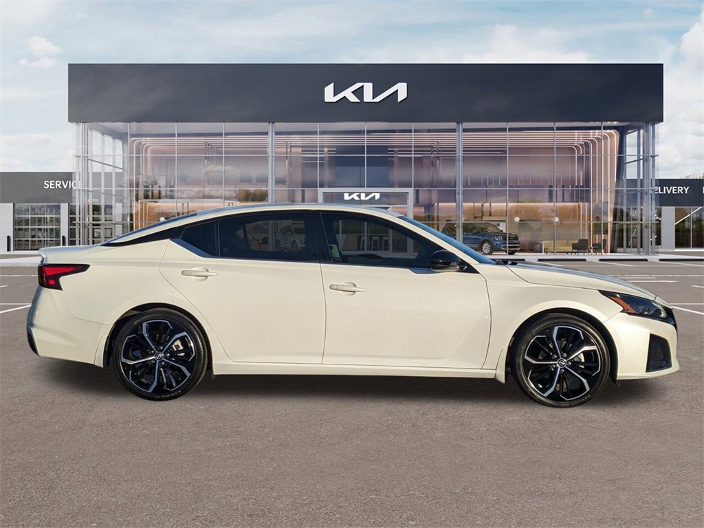 Used 2023 Nissan Altima 2.5 SR w/ SR Premium Package image 3