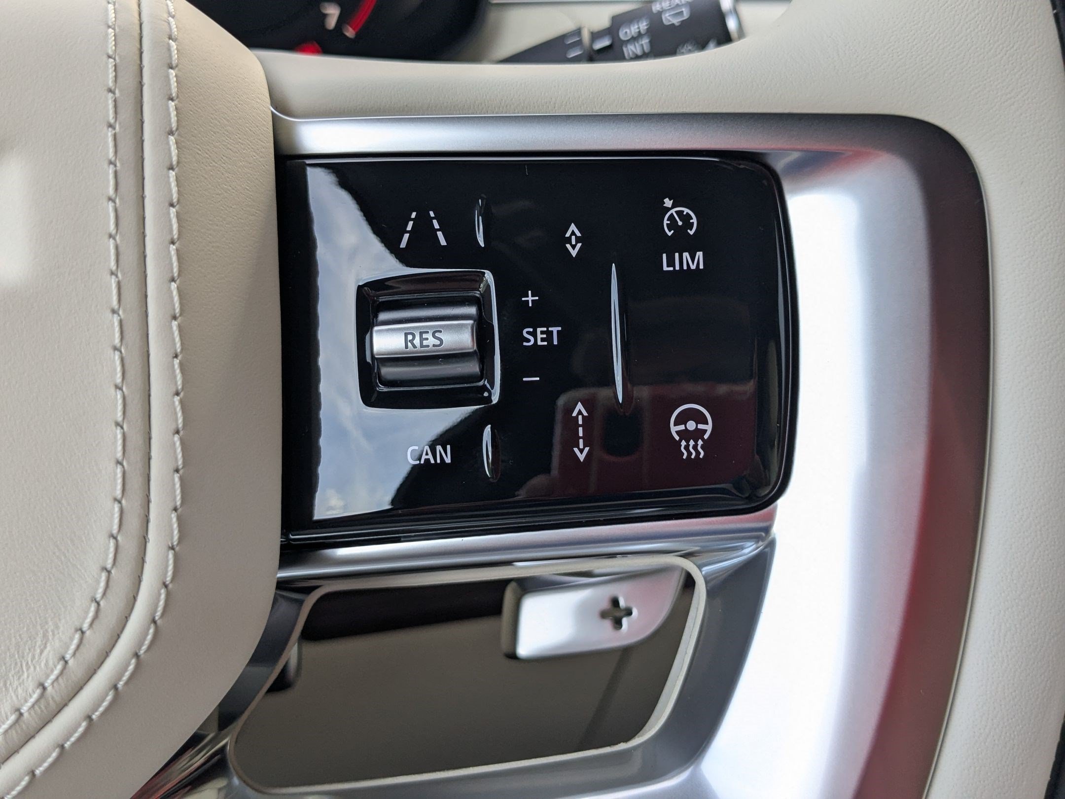 New 2026 Land Rover Range Rover Long Wheelbase SE AWD/4WD image 18