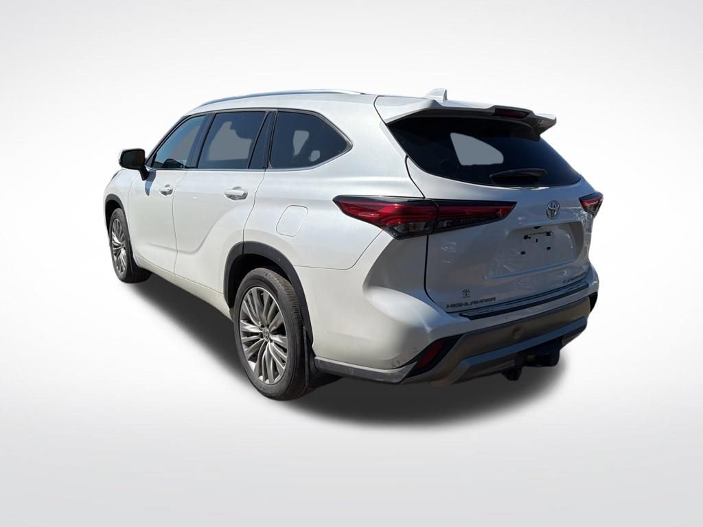 Used 2022 Toyota Highlander Platinum image 3