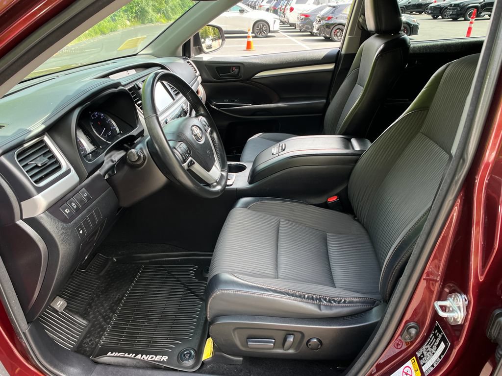 Used 2018 Toyota Highlander Plus AWD/4WD image 9
