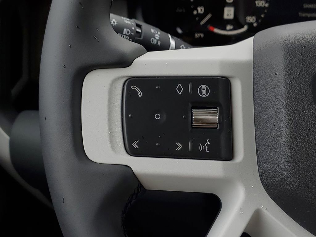 Used 2025 Land Rover Defender 130 X-Dynamic SE image 18