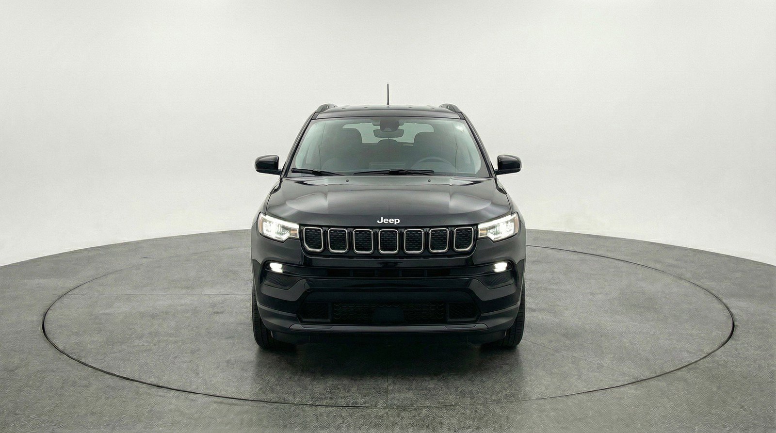 Used 2025 Jeep Compass Latitude AWD/4WD image 2
