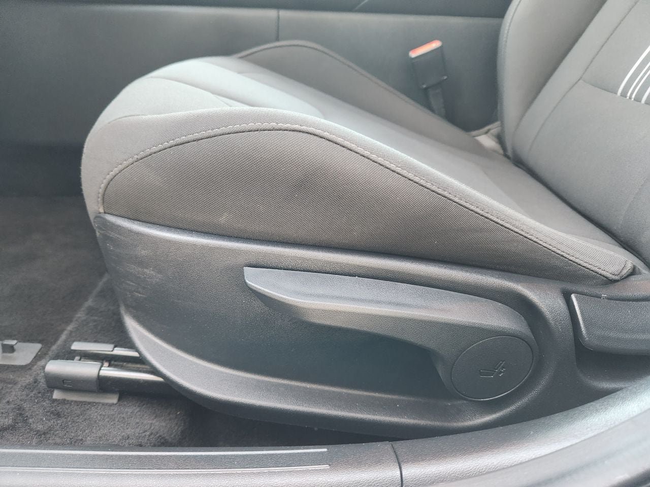 Used 2025 Hyundai Elantra SEL FWD image 23