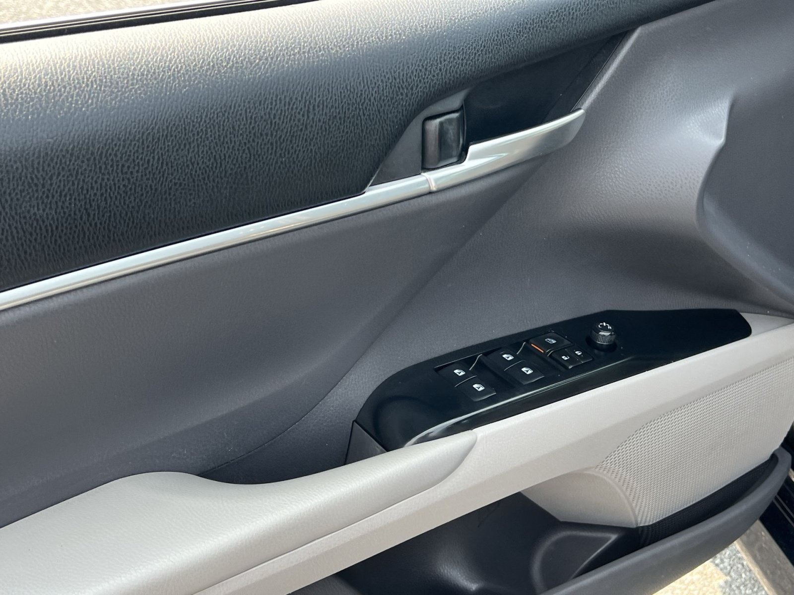 Used 2018 Toyota Camry FWD image 14