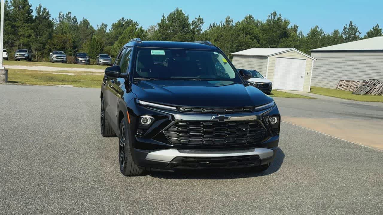 Used 2024 Chevrolet TrailBlazer LT w/ LT Cold Weather Package FWD image 3
