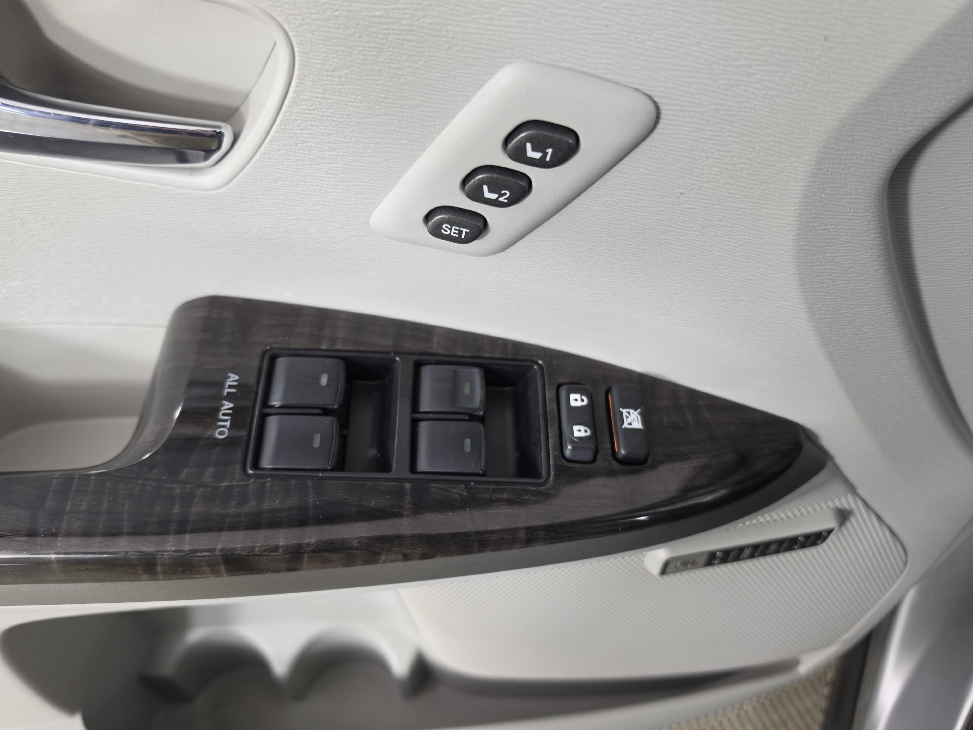 Used 2015 Toyota Venza XLE w/ XLE Premium Package FWD image 7
