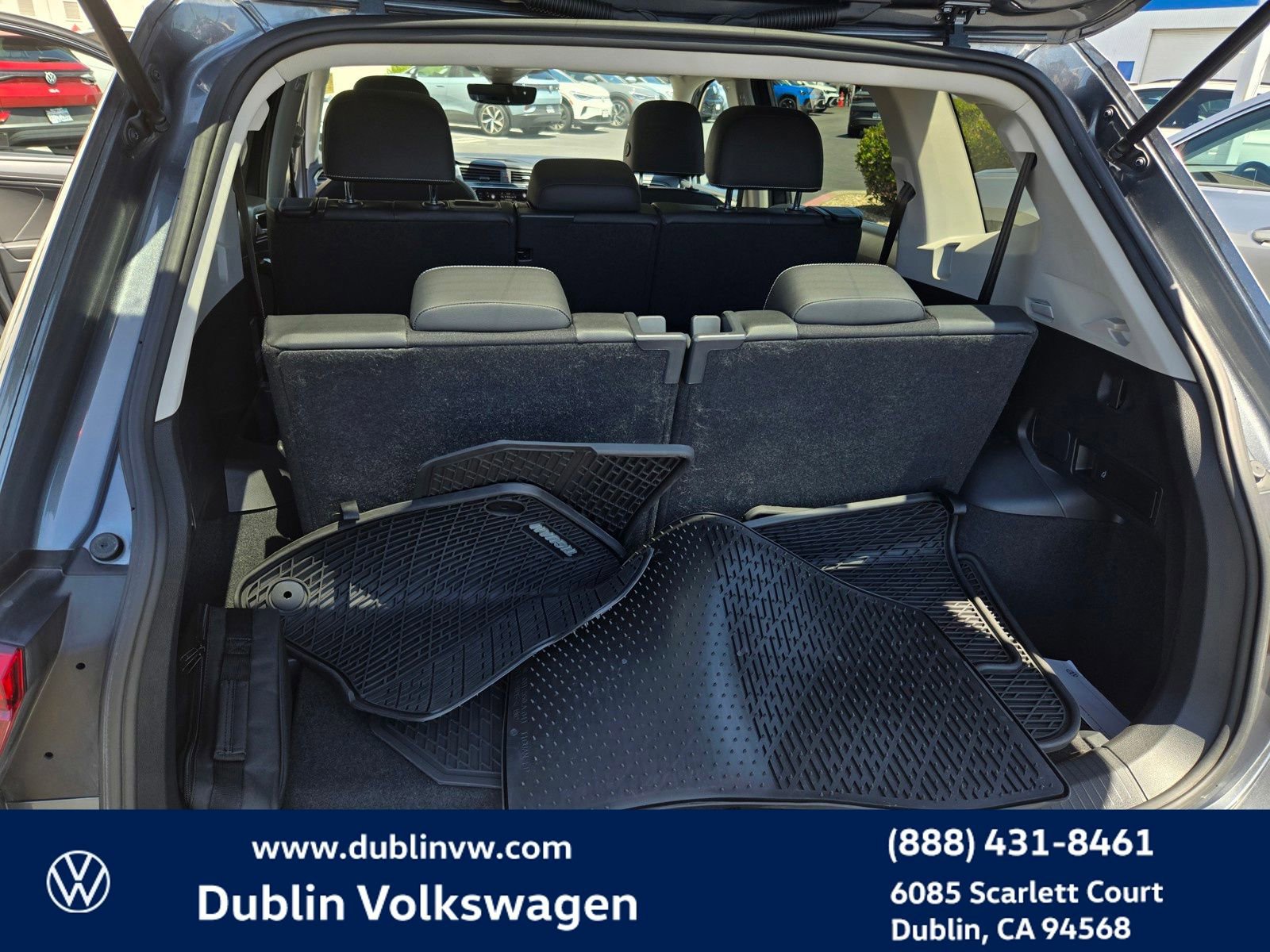 Used 2023 Volkswagen Tiguan SE w/ Panoramic Sunroof Package FWD image 25
