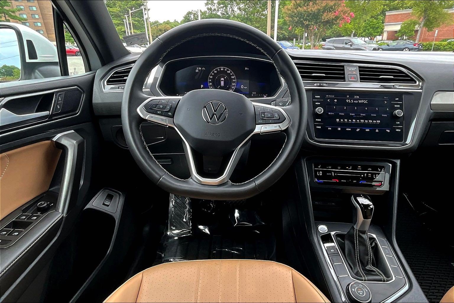 Used 2024 Volkswagen Tiguan SE w/ Panoramic Sunroof Package AWD/4WD image 5