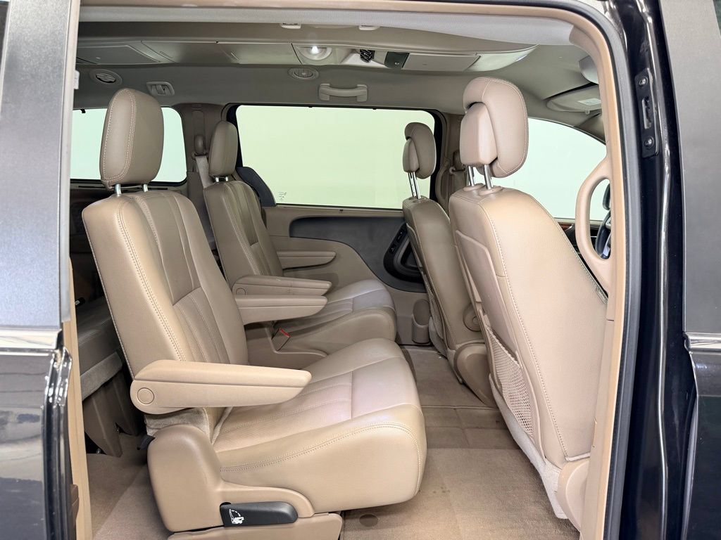 Used 2014 Chrysler Town & Country Touring-L w/ Driver Convenience Group FWD image 11