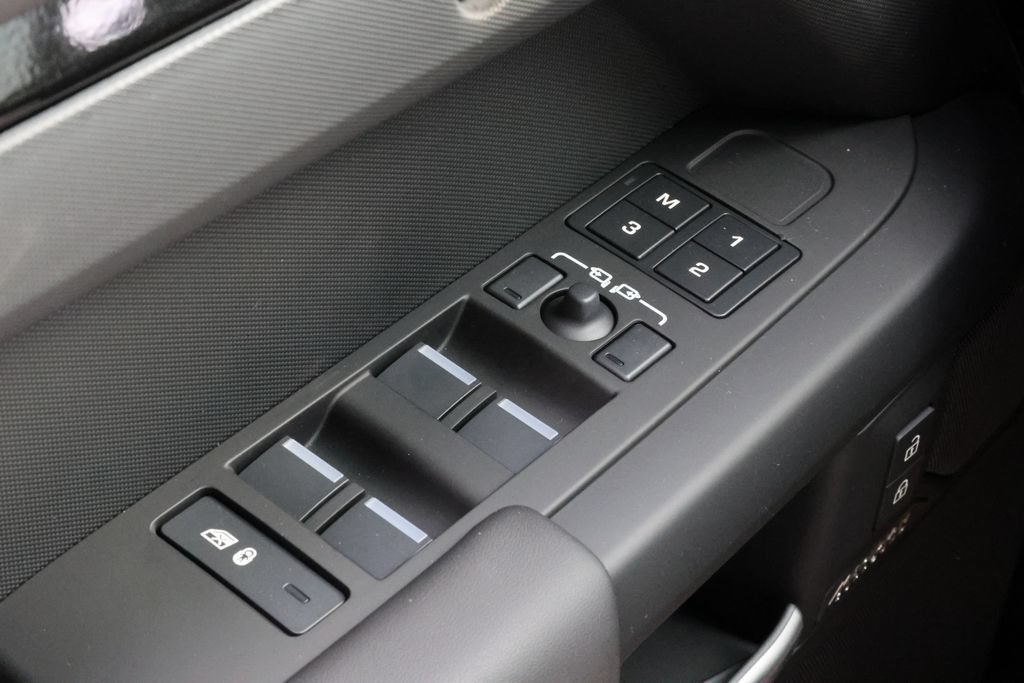 New 2026 Land Rover Defender 110 X-Dynamic SE AWD/4WD image 13