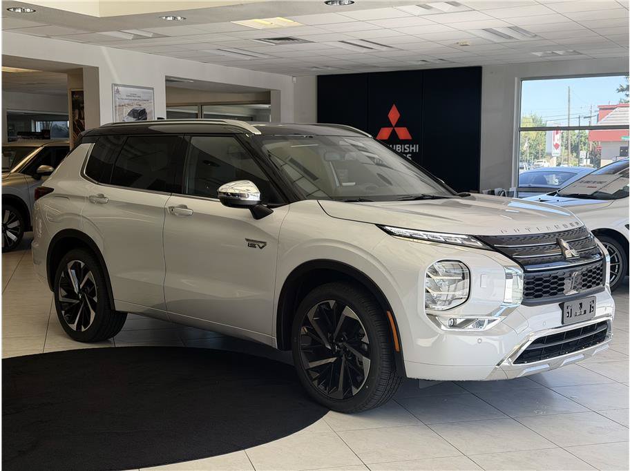 Used 2025 Mitsubishi Outlander 4WD Plug-In Hybrid image 3