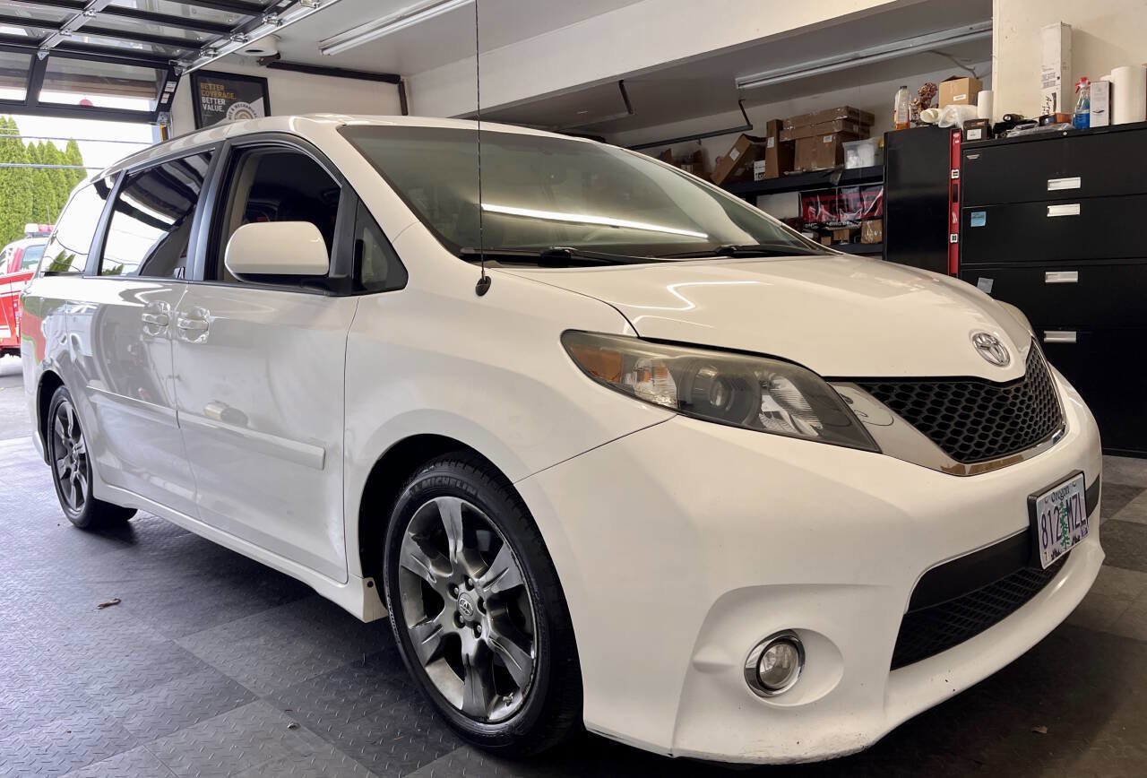 Used 2012 Toyota Sienna SE FWD image 6