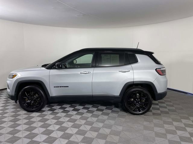 Used 2024 Jeep Compass Latitude w/ Sun and Sound Group AWD/4WD image 5
