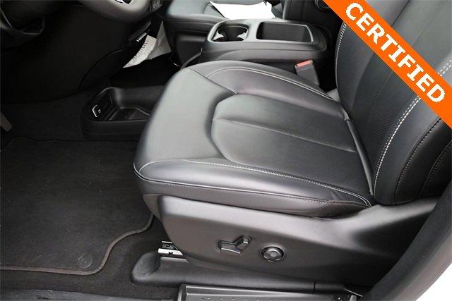 Used 2025 Chrysler Pacifica Select image 12