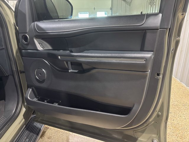 Used 2024 Ford Expedition XLT image 27