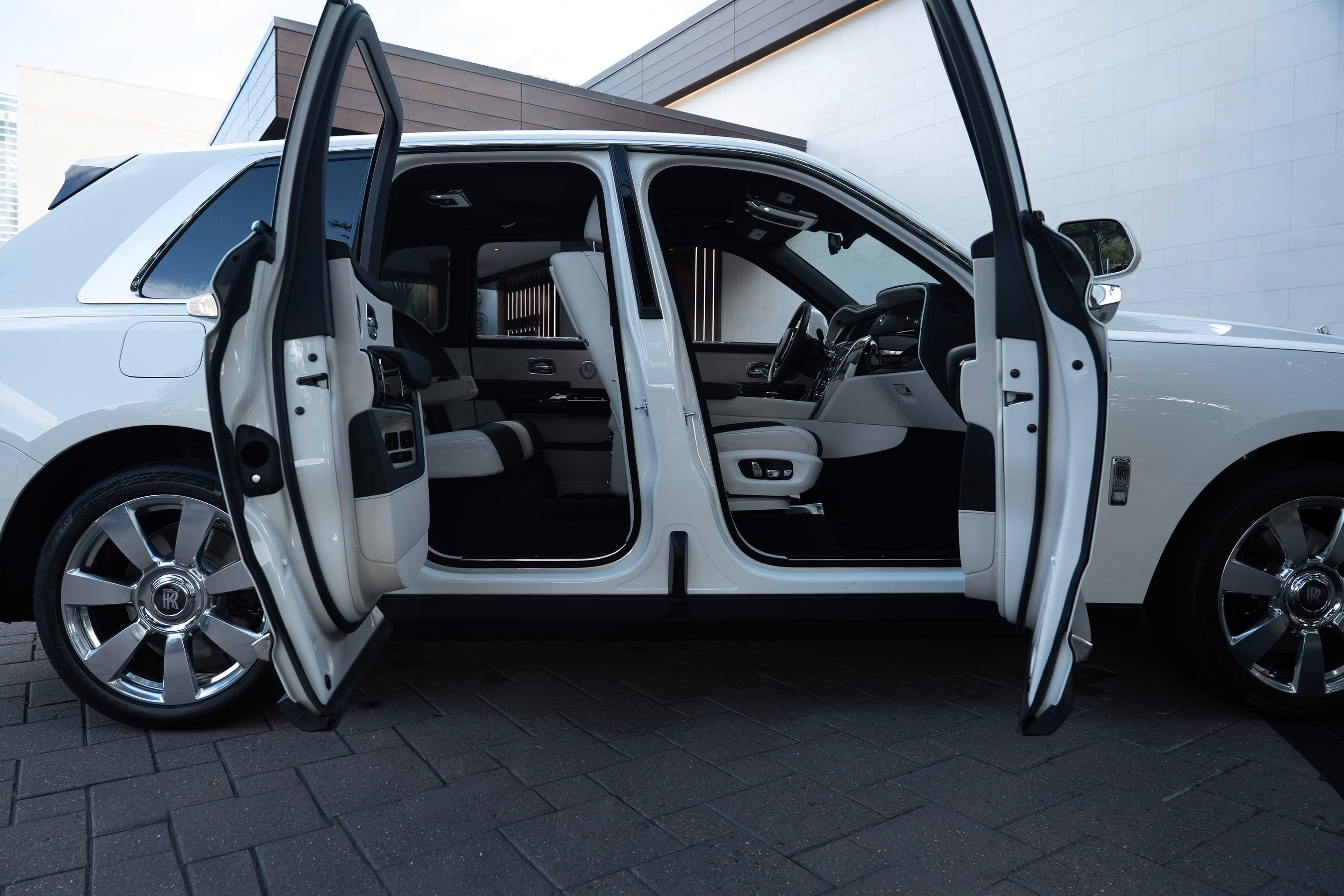 Used 2024 Rolls-Royce Cullinan AWD/4WD image 22