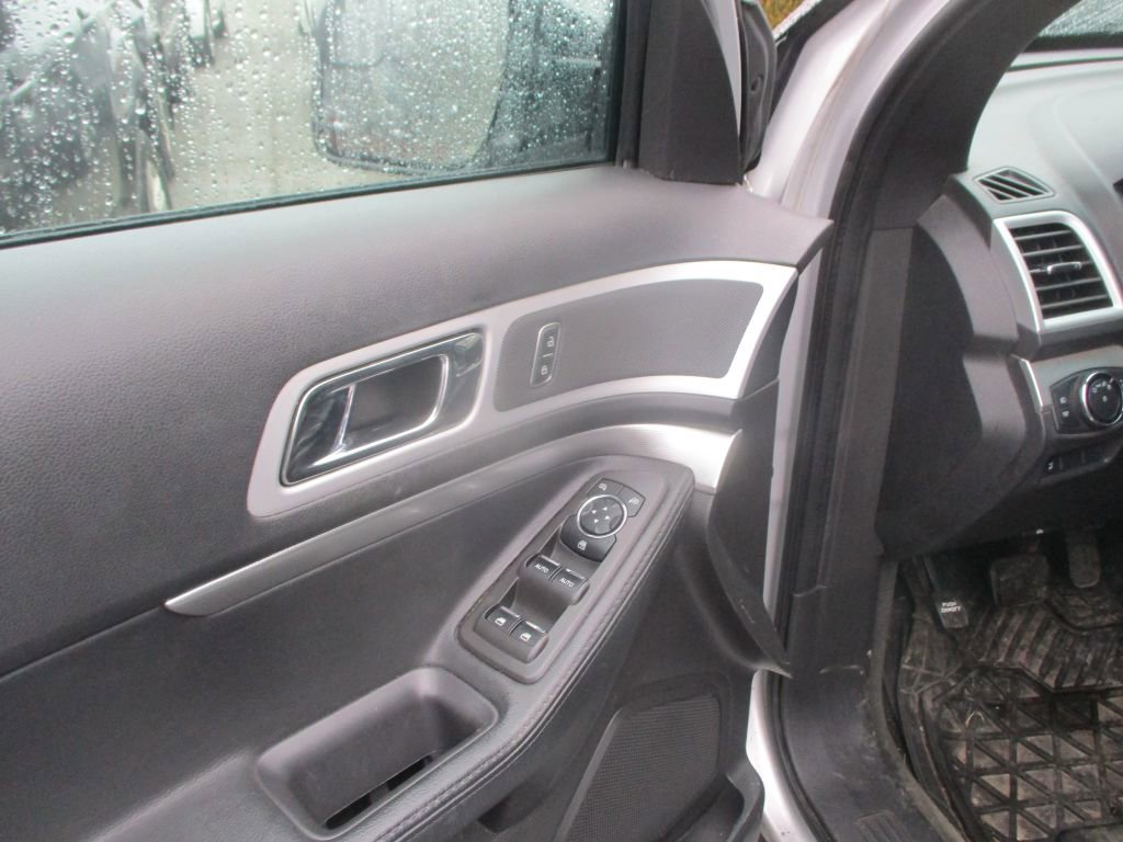 Used 2014 Ford Explorer XLT w/ Equipment Group 202A image 8