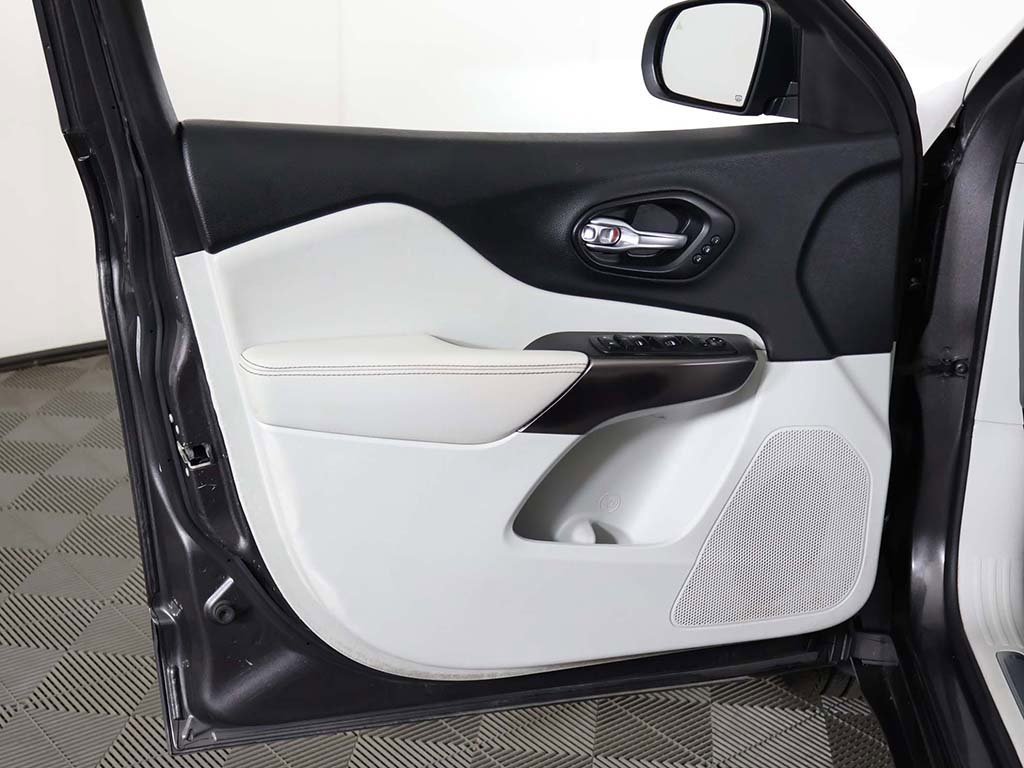 Used 2019 Jeep Cherokee Overland w/ Technology Group image 27