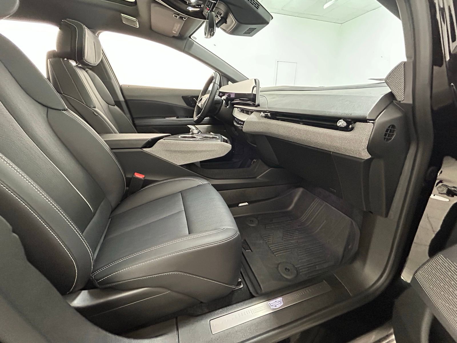 Used 2025 Cadillac Optiq Sport 2 w/ LPO, Floor Liner Package image 41