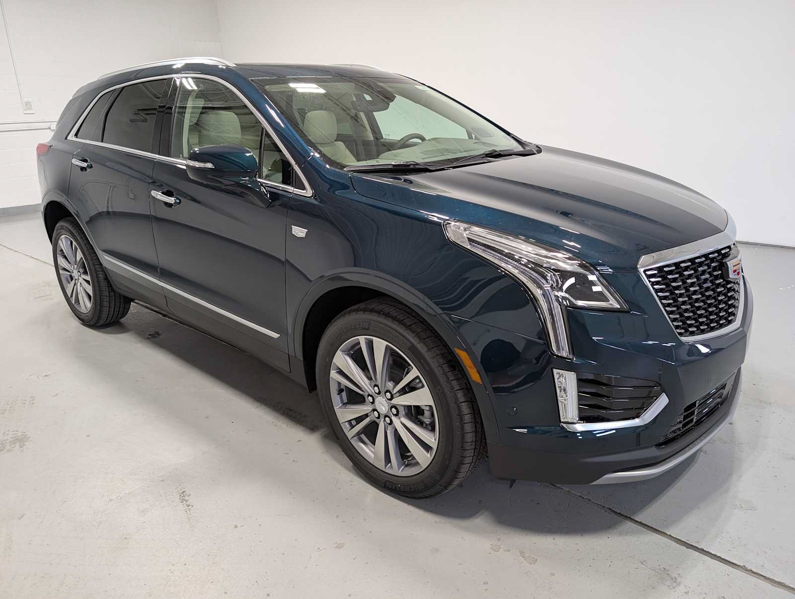 New 2026 Cadillac XT5 Premium Luxury w/ Driver Assist Package AWD/4WD image 4