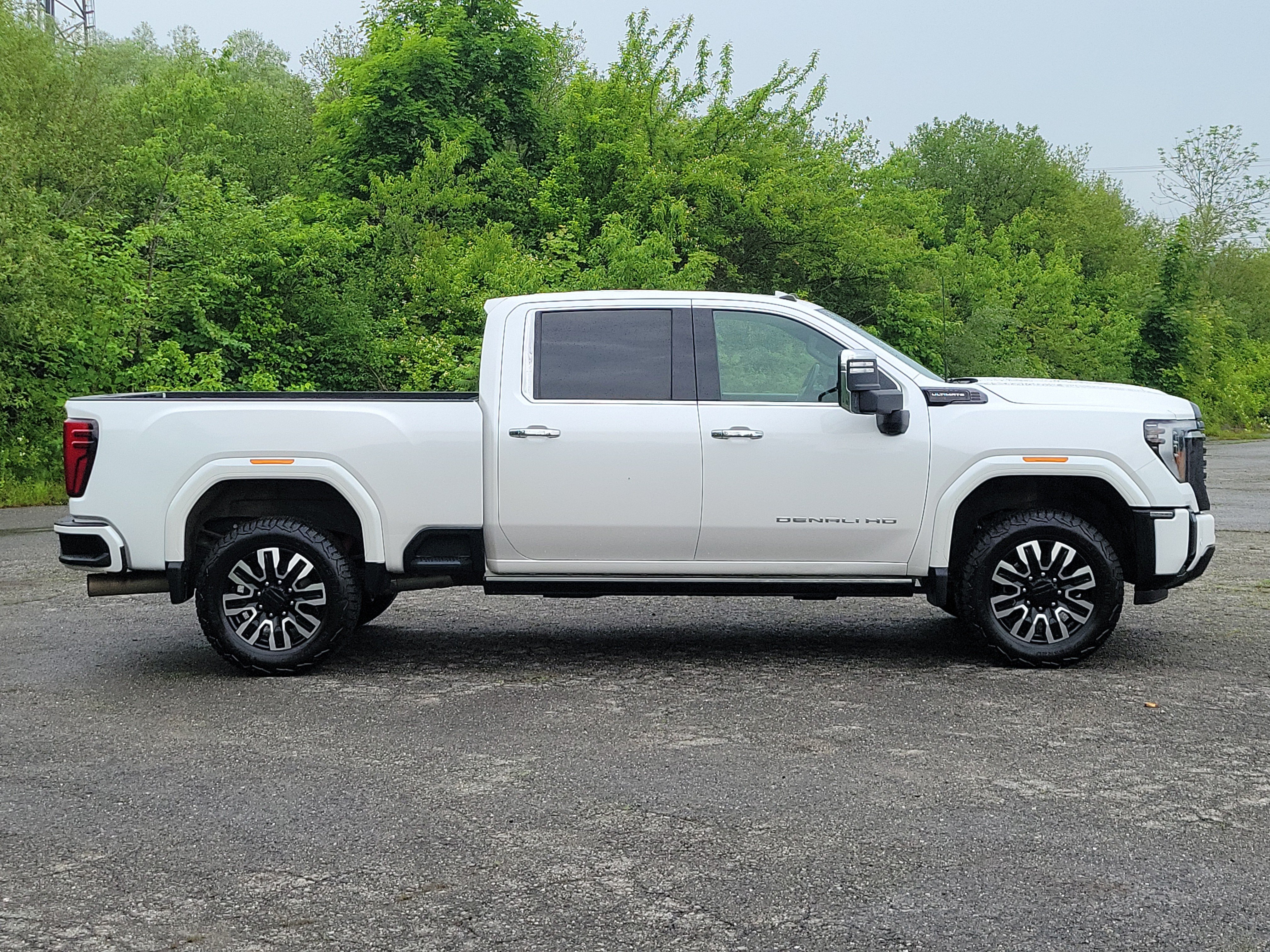 Used 2024 GMC Sierra 3500 Denali Ultimate AWD/4WD image 4