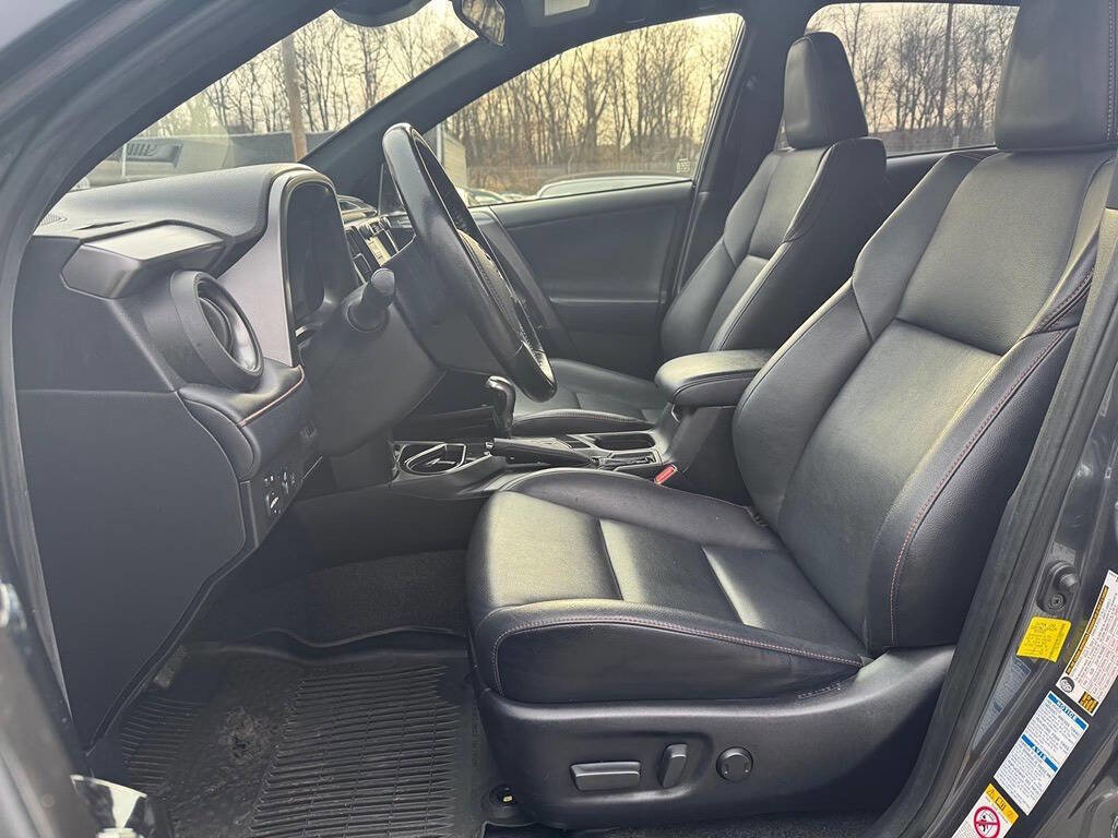 Used 2018 Toyota RAV4 SE image 27