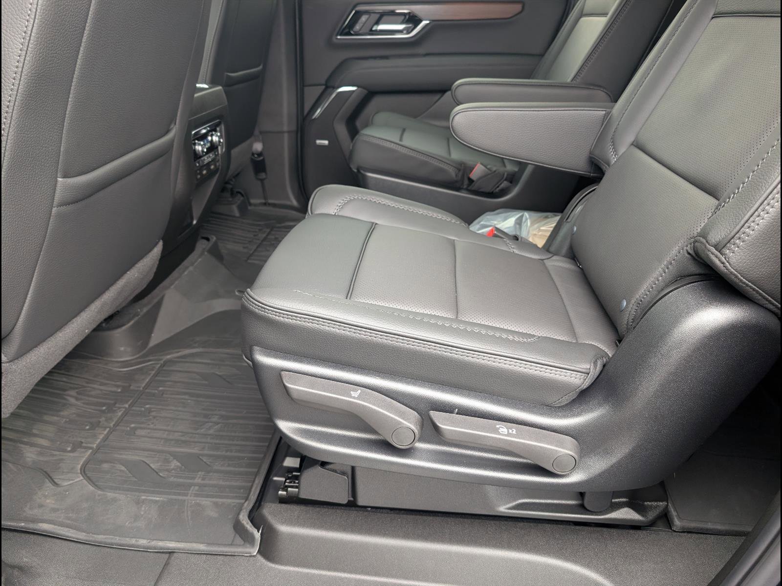 New 2026 GMC Yukon XL Denali w/ Denali Reserve Package image 12